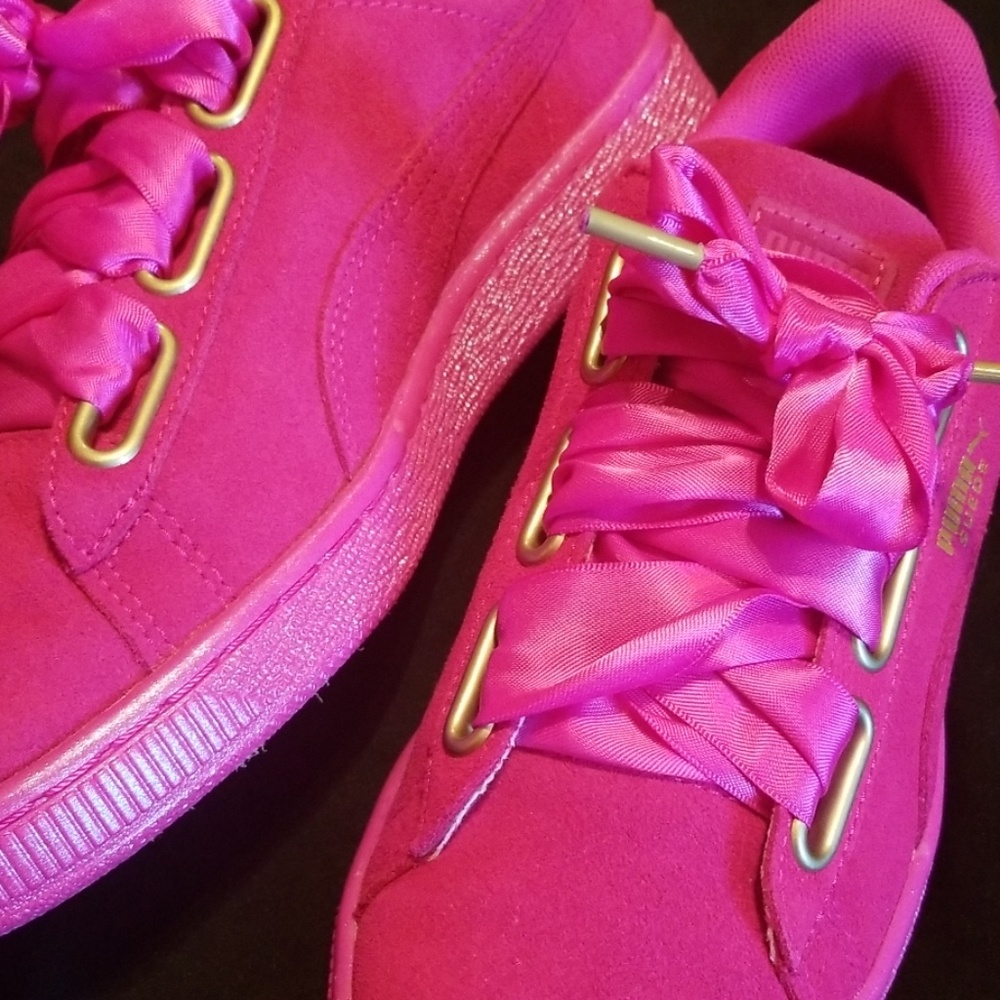 WOMENS PUMA SUEDE HEART ATHLETIC SHOE